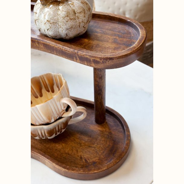 Display med 2 hylder i valn�d