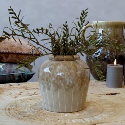 Stribet latte vase med grene i rustik stil