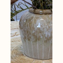 N�rbillede af stribet keramikvase med detaljeret finish