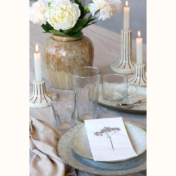 Stribet latte vase i elegant bordd�kning med servietter