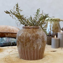 Stribet mocca vase med grene i rustik stil