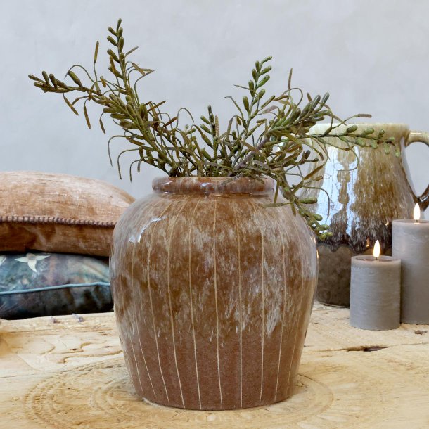 Stribet mocca vase med grene i rustik stil