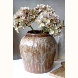 Stribet keramikvase i elegant bordd�kning