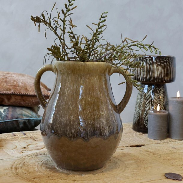 Olivengr�n vase med hanke og grene