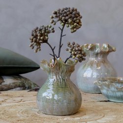 Vase m. kr�llet kant med t�rrede blomster