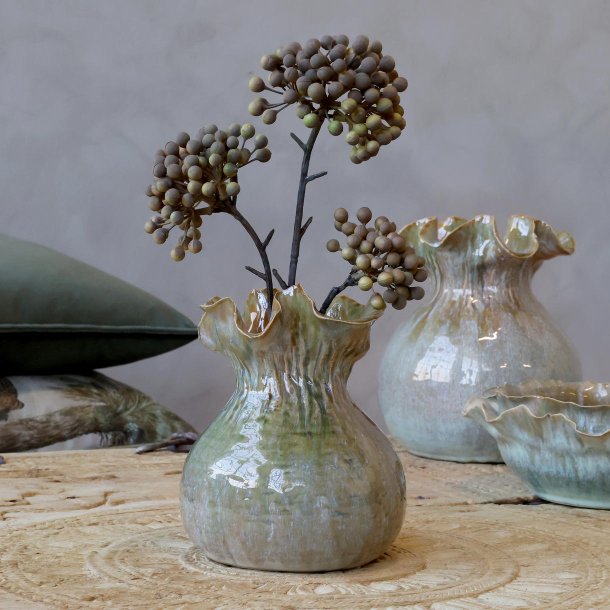 Vase m. kr�llet kant med t�rrede blomster
