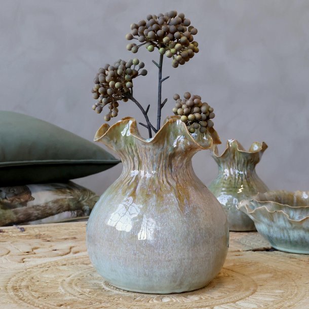 Vase m. kr�llet kant med t�rrede blomster
