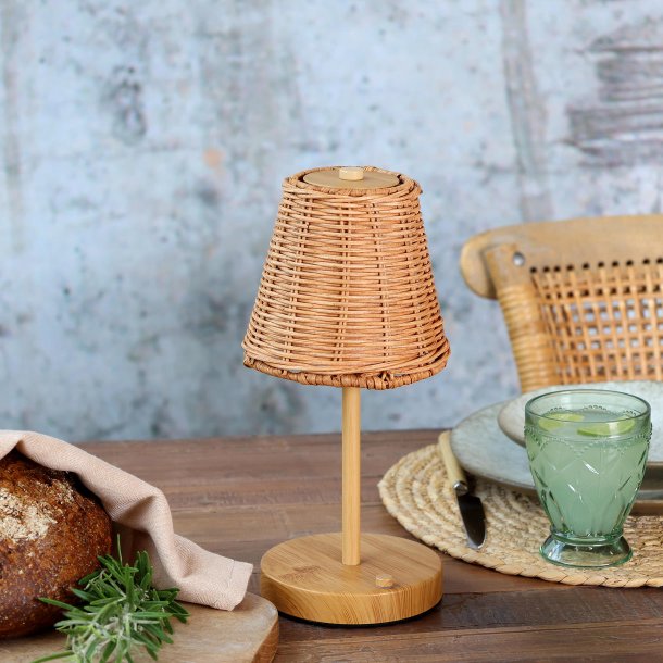 Dekorativ LED bordlampe i natur rattan med nordisk indretning