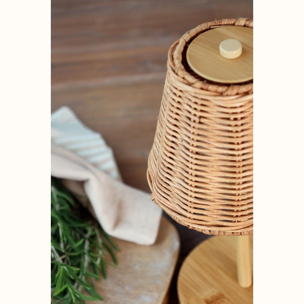 LED bordlampe i rattan med naturligt boliginteri�r