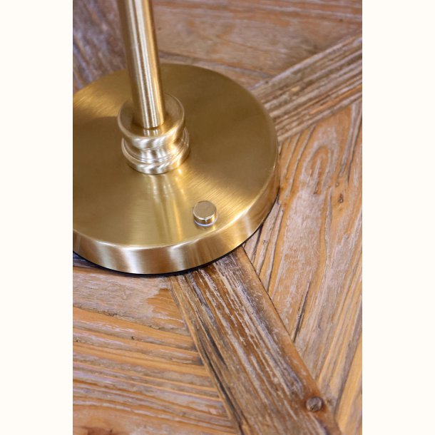 Detalje af antique messing base p� opladelig LED bordlampe
