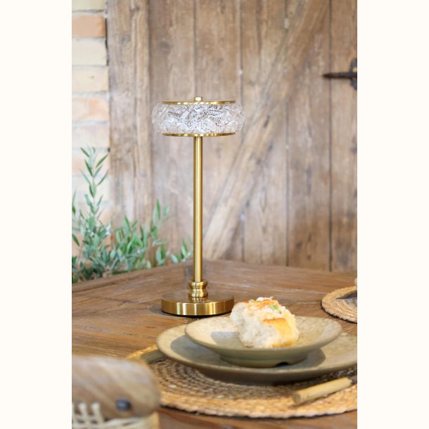 LED bordlampe i messingfinish til elegant og hyggelig bordd�kning
