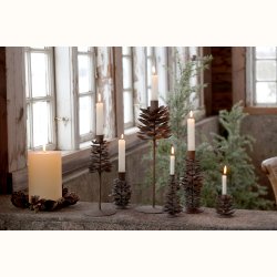 Koglekrans med lys p� sten som julepynt