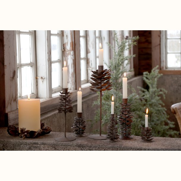 Koglekrans med lys p� sten som julepynt