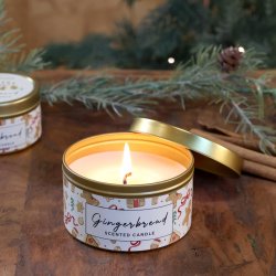 Gingerbread duftlys t�ndt ved gran