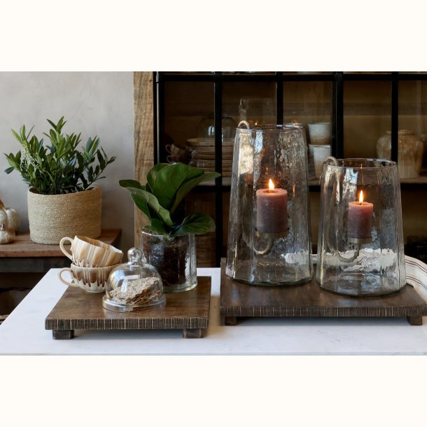 Stor glas-hurricane med t�ndt bloklys