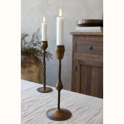 To antik messing Stage lysestager med LED-lys p� bord foran tr�skab