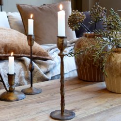 Stage lysestage i antik messing set forfra med detaljer i designet