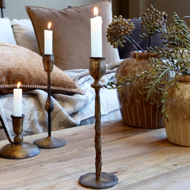 Stage lysestage i antik messing set forfra med detaljer i designet
