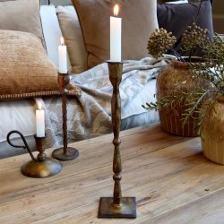 Elegant antik messing Stage lysestage med t�ndt stearinlys p� tr�bord i hyggelig stue
