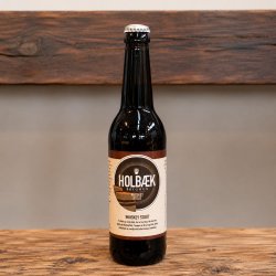 Holb�k Bryghus Whiskey Stout 50 cl med bourbon whiskey p� rustikt tr�bord
