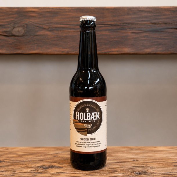 Holb�k Bryghus Whiskey Stout 50 cl med bourbon whiskey p� rustikt tr�bord