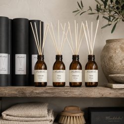 Munkholm diffusere p� hylde med naturlig boligindretning og stemningsfuld duft