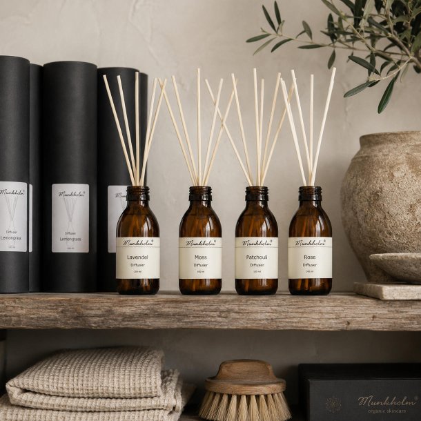 Munkholm diffusere p� hylde med naturlig boligindretning og stemningsfuld duft