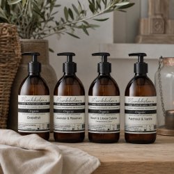 Munkholm h�nds�be med pumpe i hyggelig badev�relsesindretning og klassisk elegance