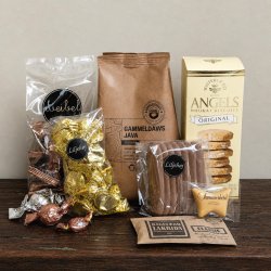 Indhold i gavepose 299 nr. 3 fra Liljeh�j med kaffe, Angels nougatkiks, chokolade, Bagsv�rd Lakrids, Summerbird og guldkarameler