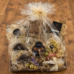 Gavekurv 399 nr. 1 fra Liljeh�j med kaffe, te, gourmetpopcorn, sm�kager, chokolade, karameller, tr�fler og mandler flot pakket i cellofan