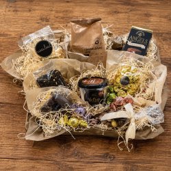 Indhold i gavekurv 399 nr. 1 fra Liljeh�j med kvalitetskaffe, te, popcorn, Angels sm�kager, chokolade, tr�fler, karameller og mandler