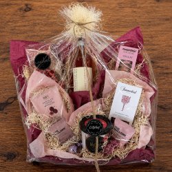 Gavekurv 399 nr. 2 fra Liljeh�j med ros�vin, chokolade, gourmetpopcorn, vingummi, sm�kager, skumfiduser og delikatesser flot pakket i cellofan