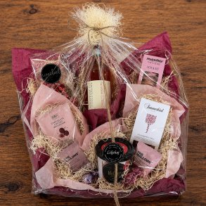 Gavekurv 399 nr. 2 fra Liljeh�j med ros�vin, chokolade, gourmetpopcorn, vingummi, sm�kager, skumfiduser og delikatesser flot pakket i cellofan