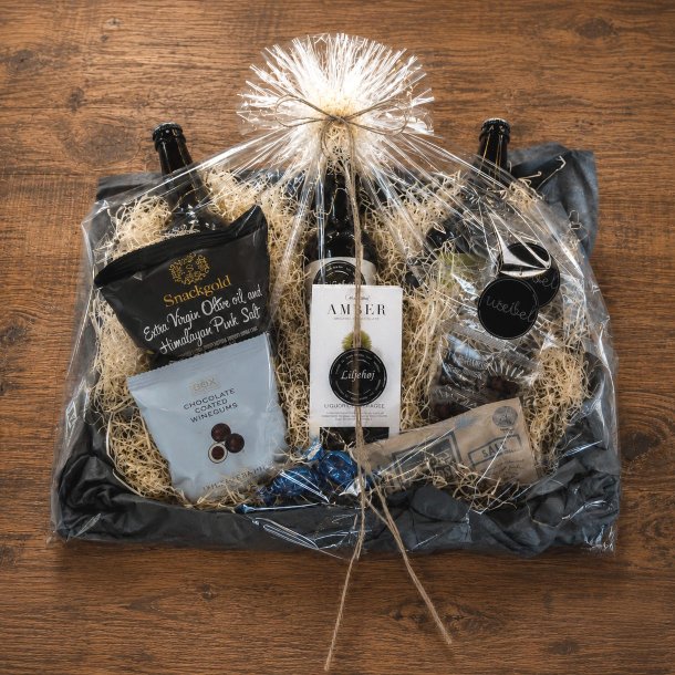 Gavekurv 399 nr. 3 fra Liljeh�j med special�l, gourmetchips, lakrids, chokolade, vingummi, n�dder og tr�fler flot pakket i cellofan