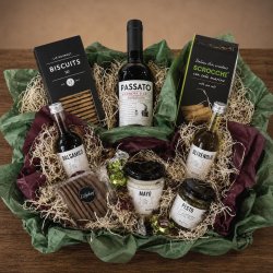 Indhold i gavekurv 499 nr. 2 fra Liljeh�j med r�dvin, balsamico, olivenolie, pesto, mayonnaise, gourmetkiks og chokolade