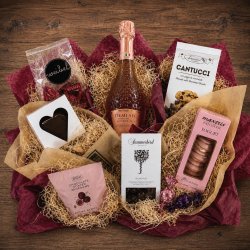 Indhold i gavekurv 499 nr. 3 fra Liljeh�j med alkoholfri mousserende vin, sm�kager, tr�fler, chokolade, lakrids, vingummi og n�dder