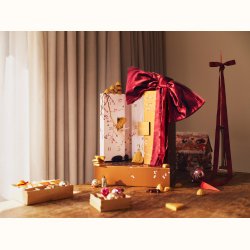 Summerbird �dition No�l med r�dt b�nd, chokolade og julepynt p� bord