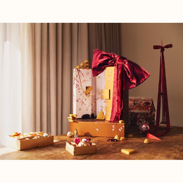 Summerbird �dition No�l med r�dt b�nd, chokolade og julepynt p� bord