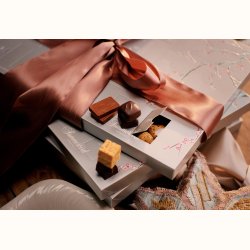 Summerbird julekalender med b�nd, chokoladebarer og fyldte chokolader til to