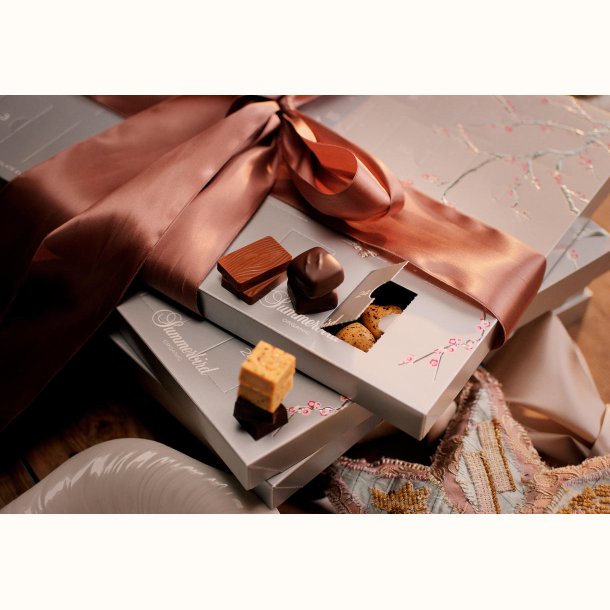 Summerbird julekalender med b�nd, chokoladebarer og fyldte chokolader til to